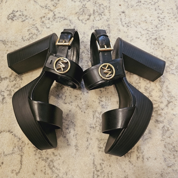 New Michael kors MK logo platform sandals in size 7 - Picture 5 of 7